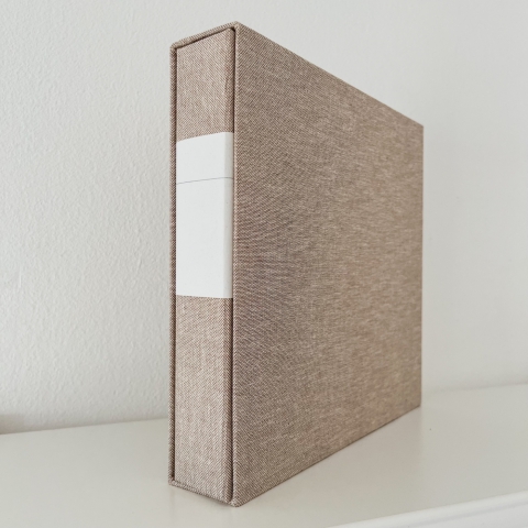 Ovitek za kovinski mehanizem